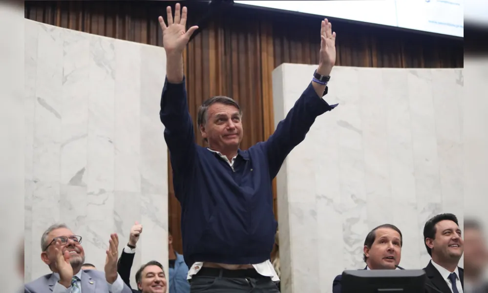 Imagem ilustrativa da imagem Em sessão solene, Bolsonaro vira cidadão honorário do Paraná