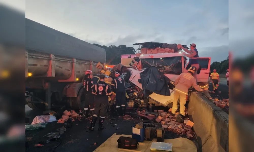 Imagem ilustrativa da imagem Engavetamento de seis veículos deixa dois mortos no Paraná