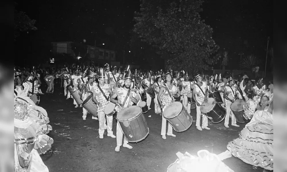 Carnaval antigo: desfile de rua em Londrina (sem identificação de data) com uma bateria de rapazes bons de samba