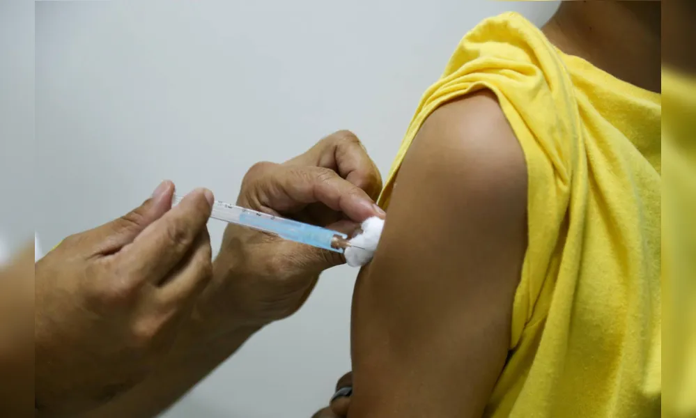 Londrina iniciou no sábado a vacinação contra a dengue para crianças de 10 e 11 anos.  Protocolo prevê duas doses, com intervalo de 90 dias