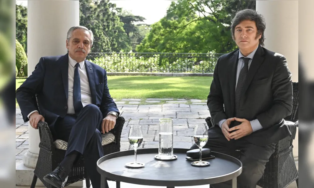 Sentados a cerca de um metro de distância, de terno e semblantes fechados, Alberto Fernández e Javier Milei reuniram-se em Buenos Aires