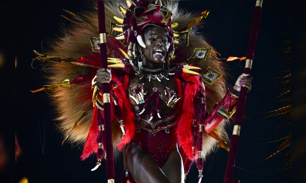 Atual vice-campeã do Carnaval do Rio, a Viradouro fechou a noite com desfile criativo que abusou das cores