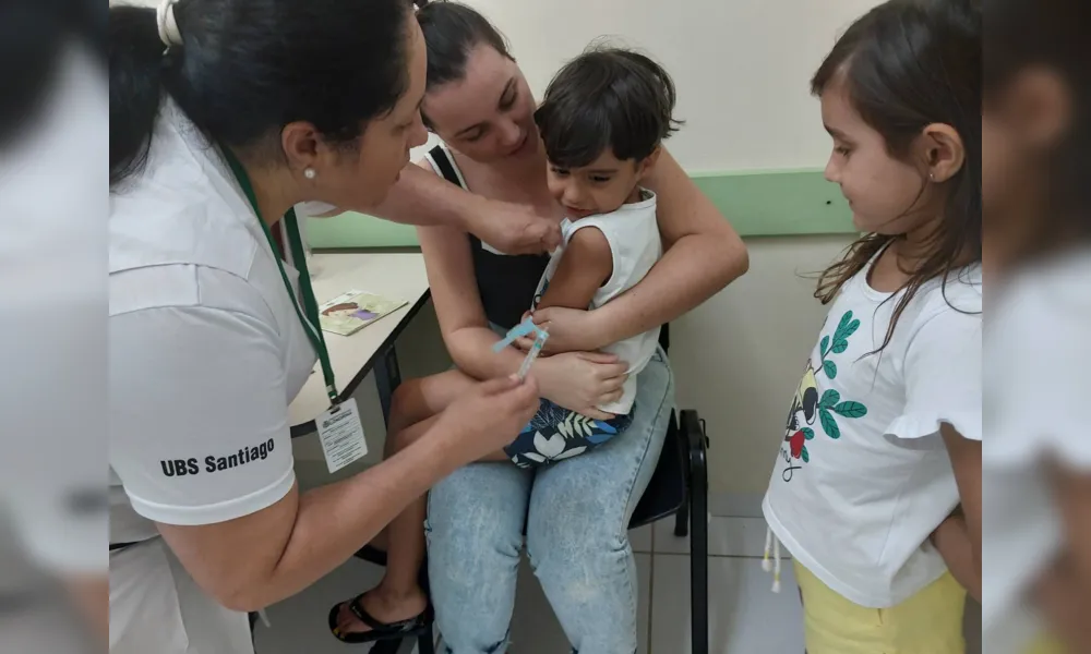 Stefany Alcantara levou os filhos Sofia e Rafael no Dia D: “É importante manter sempre atualizado o cartãozinho de vacina para a própria saúde deles”