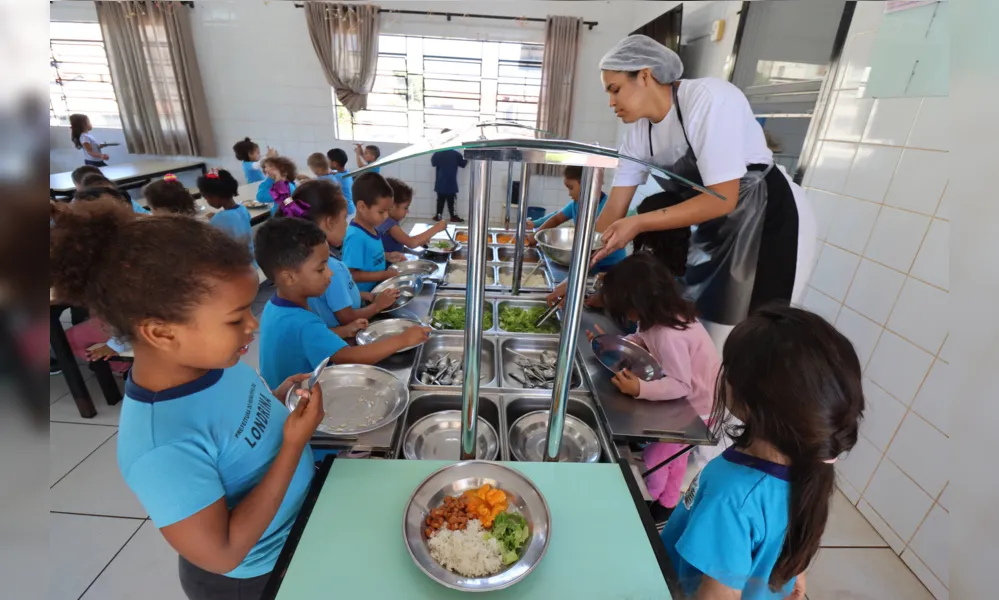 As cozinhas atendem aos requisitos do Programa Nacional de Alimentação Escolar (PNAE), oferecendo aos alunos "comida de verdade", em vez de alimentos industrializados e de pouco valor nutritivo
