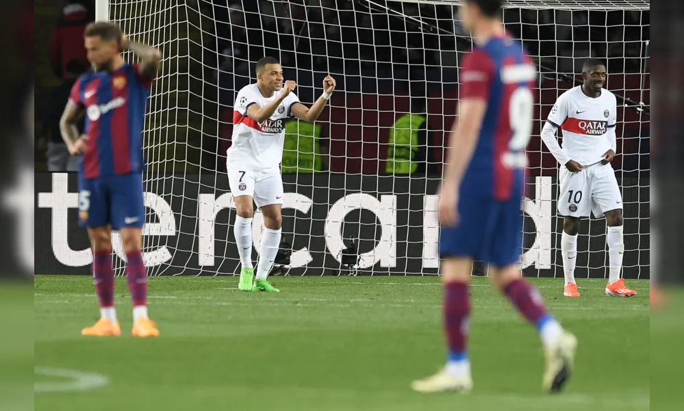 Mbappe comemora o terceiro gol do PSG diante do Barcelona