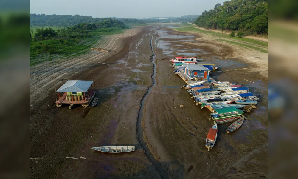 Vista aérea de barcos e flutuantes encalhados no Lago Puraquequara, em Manaus; população ribeirinha sofre cada vez mais com a seca