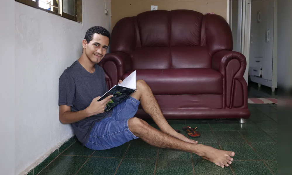 Samuel da Silva, 19 anos, 3º lugar em serviço social, estudou parte do tempo em casa:  "difícil manter a concentração"