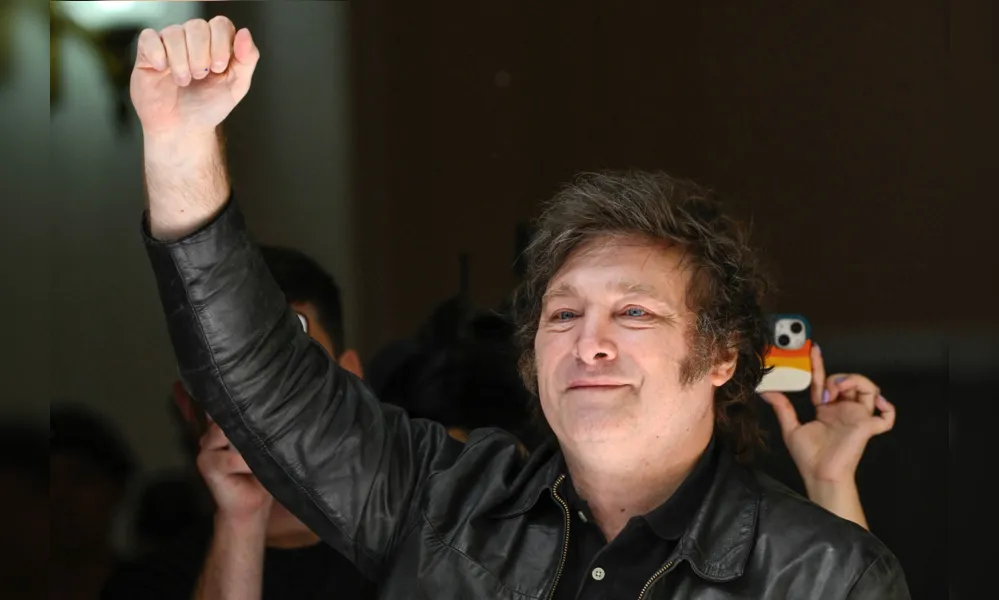 Após uma ascensão meteórica, Javier Milei vence as eleições  impondo ao peronismo sua quarta derrota em 40 anos de democracia