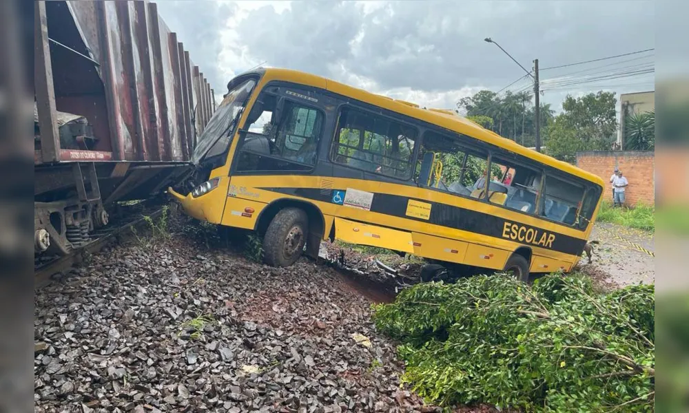 Ônibus com alunos da Apae foi atingido em cheio no cruzamento da linha férrea em Jandaia do Sul