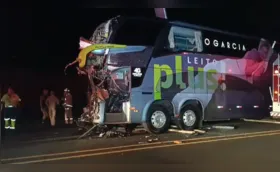 Acidente com ônibus da Garcia deixa duas pessoas gravemente feridas