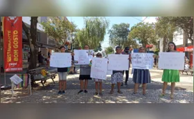 Alunos e familiares protestam pela mudança do CEEJA em Cambé