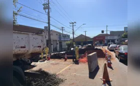 Buraco na rua Araguaia é consequência de rede de esgoto na galeria pluvial