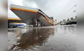 Cobertura de posto de combustíveis desaba com forte chuva em Londrina
