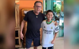 Com a camisa do Vini Jr
