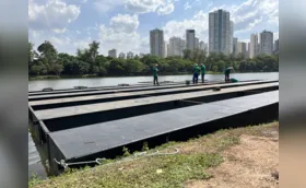 Empresa começa a instalar decoração de Natal no lago Igapó