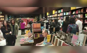 Lançamento do livro de Ariel Palacios reúne centenas de pessoas