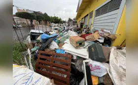 Lixo acumulado em calçada gera medo e indignação na zona leste