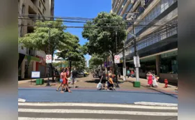Lojas abertas na véspera do Natal atraem consumidores para o centro
