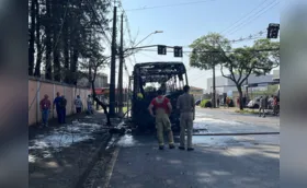 Ônibus do transporte coletivo fica destruído após incêndio em Londrina