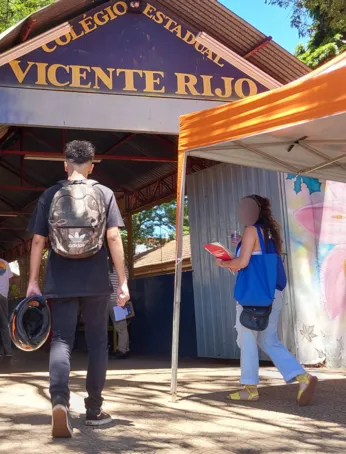 Candidatos chegam ao Colégio Estadual Vicente Rijo, em Londrina, para a prova do Enem