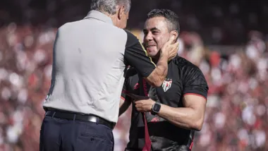 Tite consola Jair Ventura que foi expulso logo no início da partida entre Flamengo e Atlético-GO