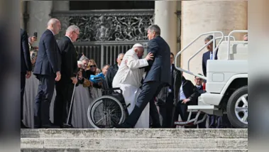 O religioso costuma usar uma cadeira de rodas em suas aparições públicas devido a dores persistentes no joelho