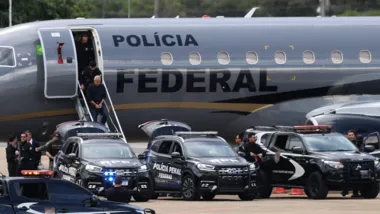 O conselheiro do TCE- Rio Domingos Brazão chega a Brasília em aeronave da PF