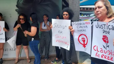 Manifestação de amigas de Cláudia Ferraz começou em frente ao salão de beleza da vítima