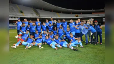 Jogadores do LEC comemoram no gramado do Mangueirão, em Belém, o acesso para a Série B após vitória contra o Remo em janeiro de 2021