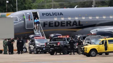 Um dos suspeitos de  ser mandantes do assassinato de Marielle Franco descendo do avião da PF no aeroporto de Brasília