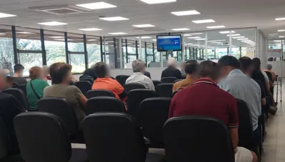 Contribuintes que foram à prefeitura de Londrina para esclarecer dúvidas e negociar valores atrasados do IPTU reclamaram da demora no atendimento