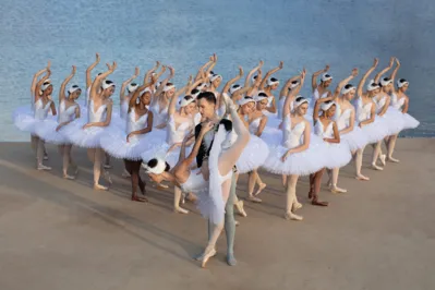 Imagem ilustrativa da imagem 30 anos de dança com um clássico na ponta dos pés