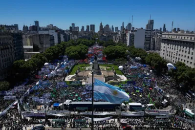 Uma multidão ocupou as ruas do centro de Buenos Aires que circundam o Congresso Naciona