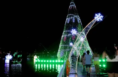 A protagonista da decoração deste ano é a árvore de 27 metros que fica no centro da passarela flutuante
