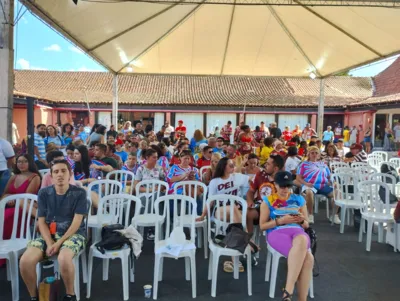 Escolas de samba reunidas para a apuração em Curitiba