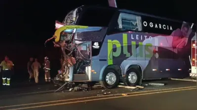 Imagem ilustrativa da imagem Acidente com ônibus da Garcia deixa duas pessoas gravemente feridas