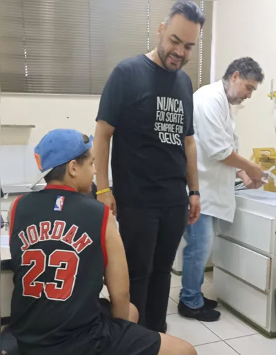 Igor Oliveira, 13 anos, recebeu a  vacina e conheceu o secretário de Saúde,  Felippe Machado