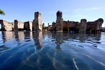 Vista do novo elemento aquático instalado nas Termas de Caracalla, que reflete as antigas ruínas romanas como um espelho, em Roma