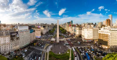 Os argentinos têm enfrentado uma corrida inflacionária, principalmente desde dezembro, quando Milei assumiu a Presidência