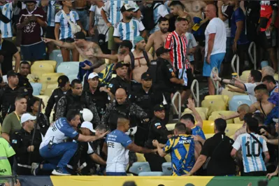RIO DE JANEIRO (RJ), 21/11/2023 - FUTEBOL / BRASIL vs ARGENTINA - Confusao entre policiais militares e torcedores argentinos deixa feridos antes da da partida entre as selecoes de Brasil x Argentina, pela sexta rodada das eliminatorias da Copa do Mundo Fifa de 2026, realizada no estadio jornalista Mario Filho, o Maracana, nesta terca-feira (21). (Foto: ALEXANDRE BRUM/Agencia Enquadrar/Folhapress)