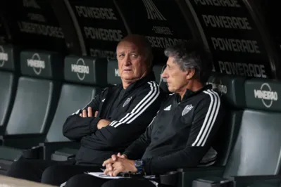 (FILES) Atletico Mineiro's head coach Luiz Felipe Scolari (L) looks on before the start of the Copa Libertadores round of 16 first leg football match between Brazil's Atletico Mineiro and Brazil's Palmeiras at Mineirao stadium in Belo Horizonte, Brazil, on August 2, 2023. Former Brazil national team coach Luiz Felipe Scolari and Atletico Mineiro have agreed to his departure two weeks before the start of the Copa Libertadores group stage, the Belo Horizonte-based club said on March 20, 2024. (Photo by Rafael Costa / AFP)