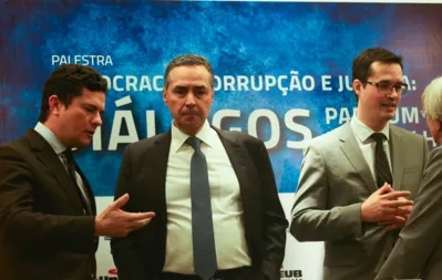 Sérgio Moro, o ministro do STF, Luís Roberto Barroso, e Deltan Dallagnol durante palestra sobre democracia, corrupção e justiça, no UniCEUB, em Brasília: os dois expoentes da operação entraram para o politica e estão na mira dos órgãos superiores da Justiça