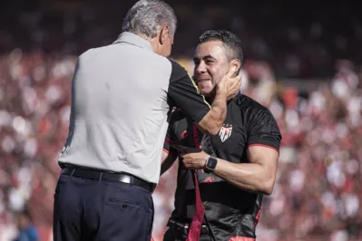 Tite consola Jair Ventura que foi expulso logo no início da partida entre Flamengo e Atlético-GO