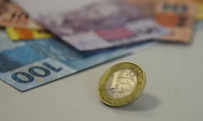 No acumulado do ano passado, as retiradas totalizaram R$ 3,92 trilhões, enquanto os depósitos somaram R$ 3,83 trilhões