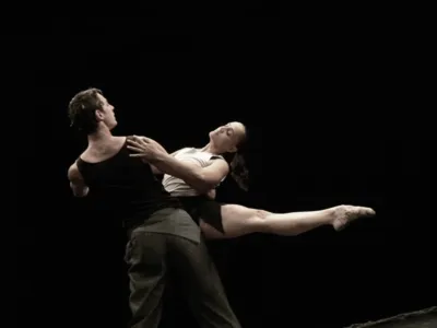 Carina Corte no espetáculo "Prazeres" do Ballet de Londrina