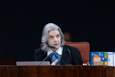 "A ideia de que o Estado democrático de Direito, instituído pela Constituição da República de 1988, pudesse ter os poderes constitucionais tutelado por poder militar, armado e não eleito não se compadece com os termos nem com os objetivos postos no sistema fundamental", afirmou Cármen Lúcia