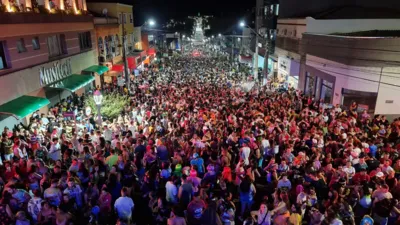 Imagem ilustrativa da imagem Carnaval arrasta multidão em Cornélio Procópio na noite de sexta (9)