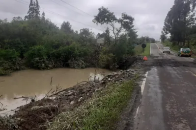 Imagem ilustrativa da imagem Chuva afeta 45 municípios no PR; rodovias seguem bloqueadas