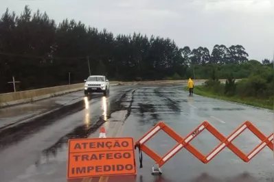 Imagem ilustrativa da imagem Chuvas fortes exigem atenção redobrada; confira bloqueios nas rodovias