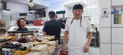 Milton Furuta explica que montar os kits para as comemorações de fim de ano já é uma tradição na loja